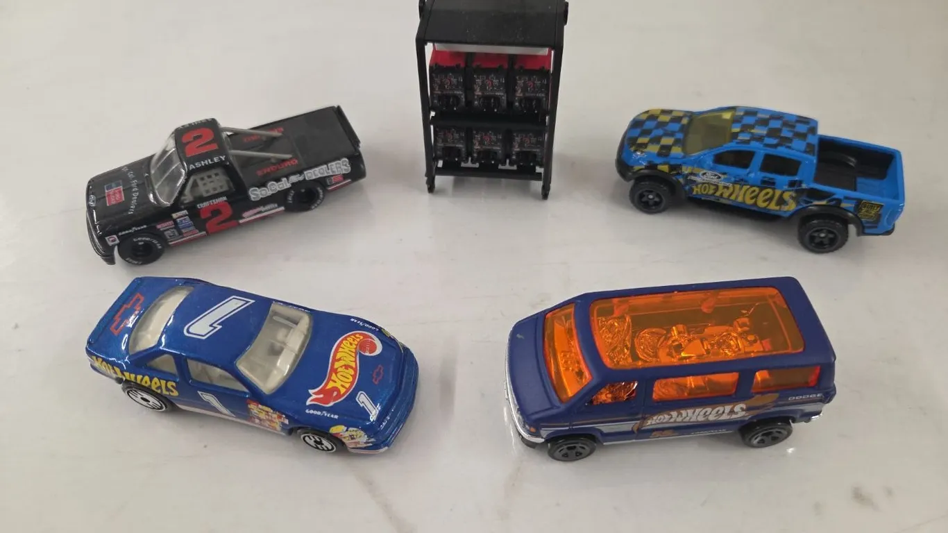 22 - Hot Wheels Cars & 1/25 Welding Setup
