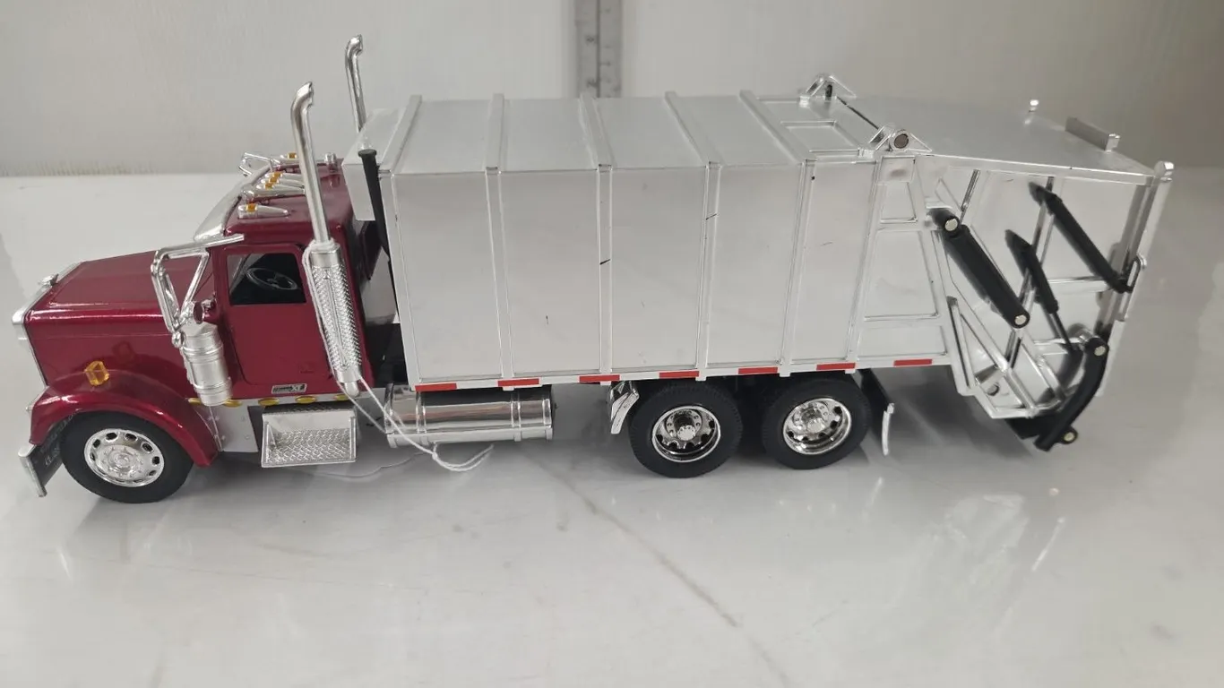1/32 Freightliner Classic XL Garbage Truck
