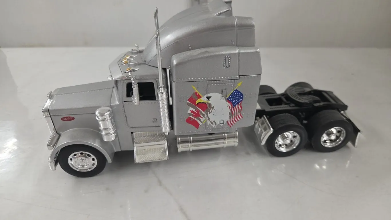 1/32 Peterbilt Semi w/ Eagle