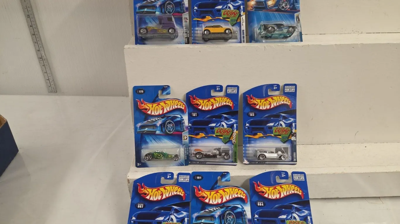 18 - Hot Wheels - NIB