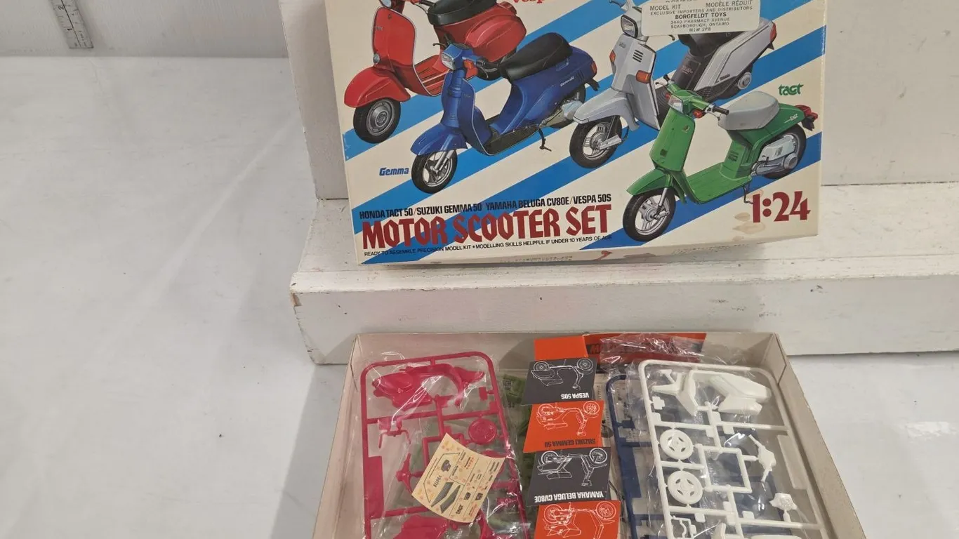 1/24 Honda Tact 50/Suzuki Gemma 50/Yamaha Beluga CV80E/Vespa 50S Scooters Model Kit - NIB