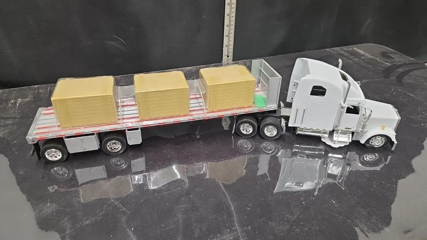 1/32 Freightliner Classic XL Semi w/ Trailer & Crates