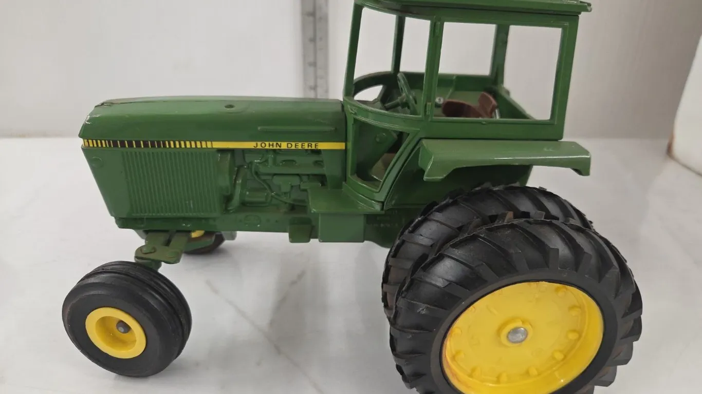 1/16 JD Tractor w/ strobe decal & duals - missing muffler