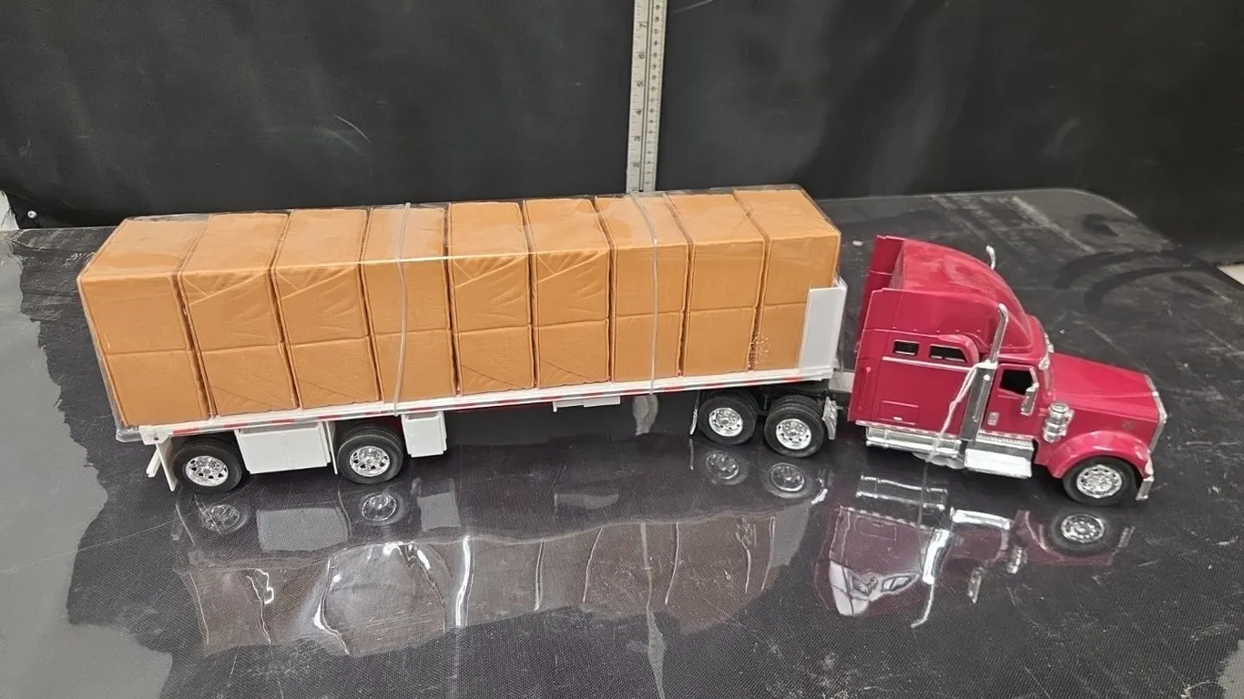 1/32 International 9900xi Eagle Semi & Flat Deck Trailer w/ burlap crates