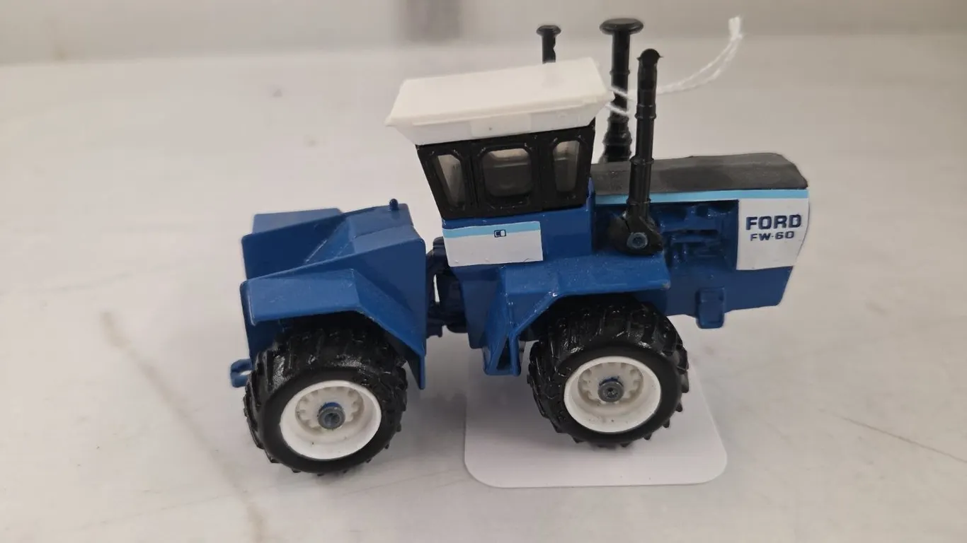 1/64 Ford FW-60 4WD Tractor w/ singles
