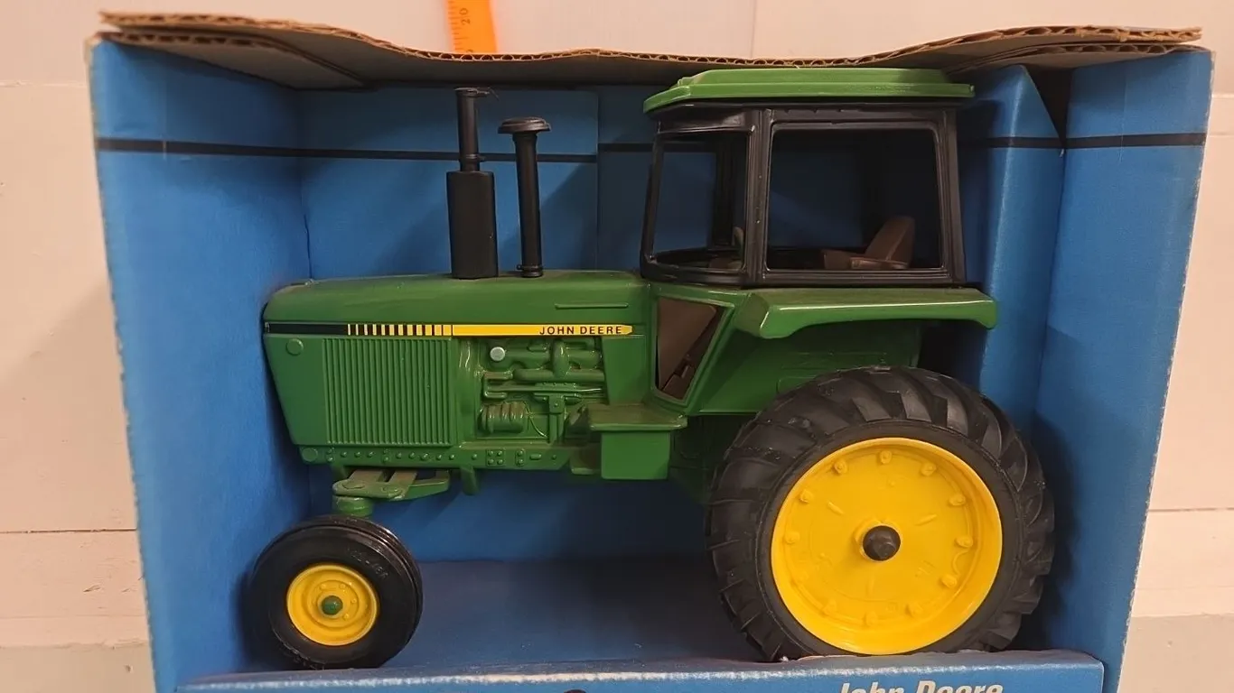 1/16 JD Row Crop Tractor - NIB