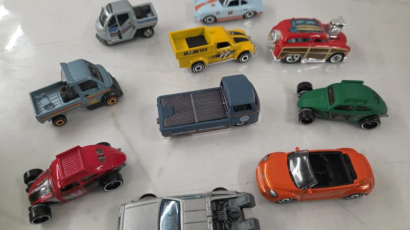 10 - Hot Wheels Vehicles
