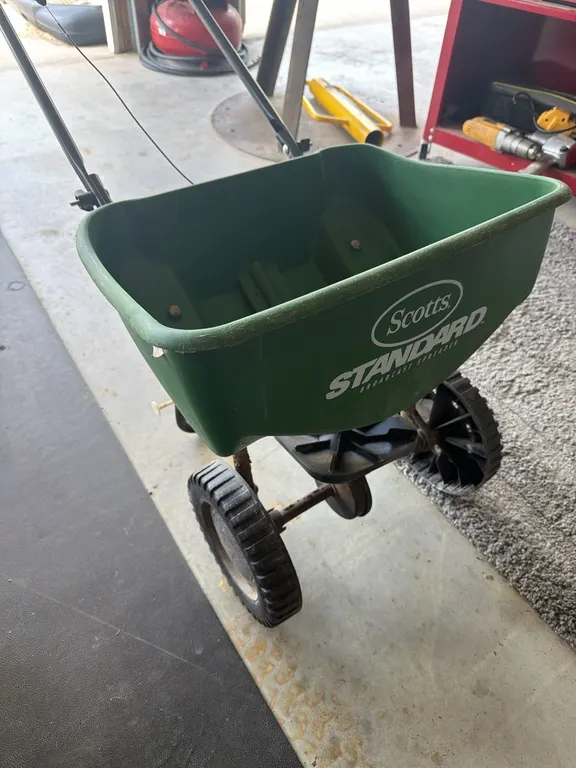 Lawn spreader