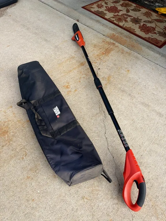 Black and Decker pole saw, cordless, includes battery and charger, works great, with bag