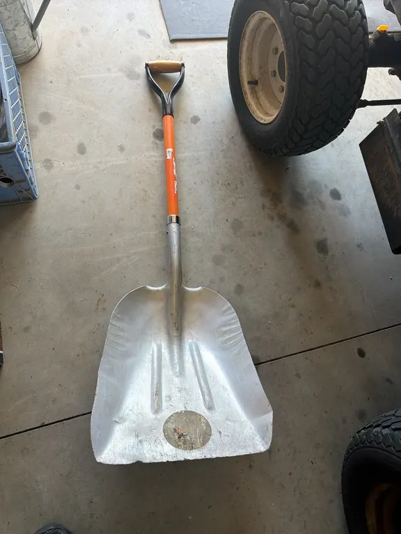 Scoop shovel with graphite handle