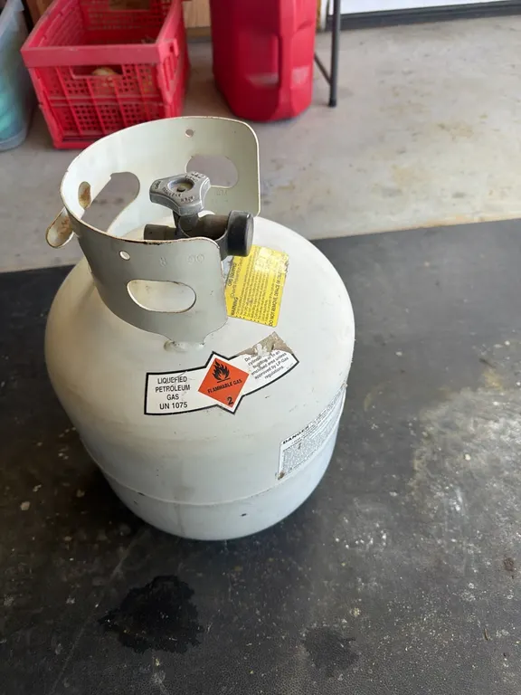 Extra tank, needs filled, standard size, excellent shape