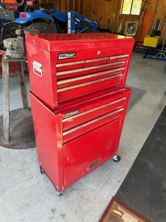 Tool box on wheels, includes top and bottom