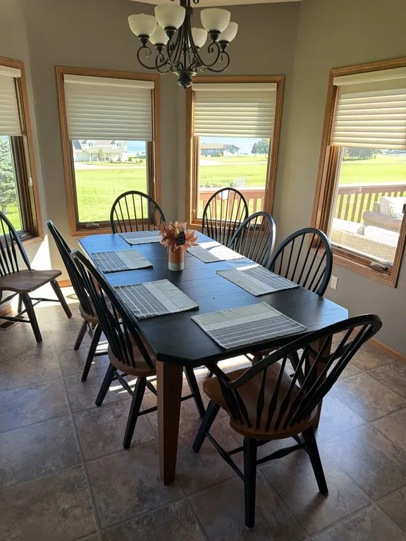 Dining / lake style table and chairs, note extra chairs (8 chairs) has one leaf, pictured with it installed