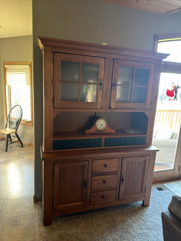 Hutch,lake style, less clock. Note: lights up inside