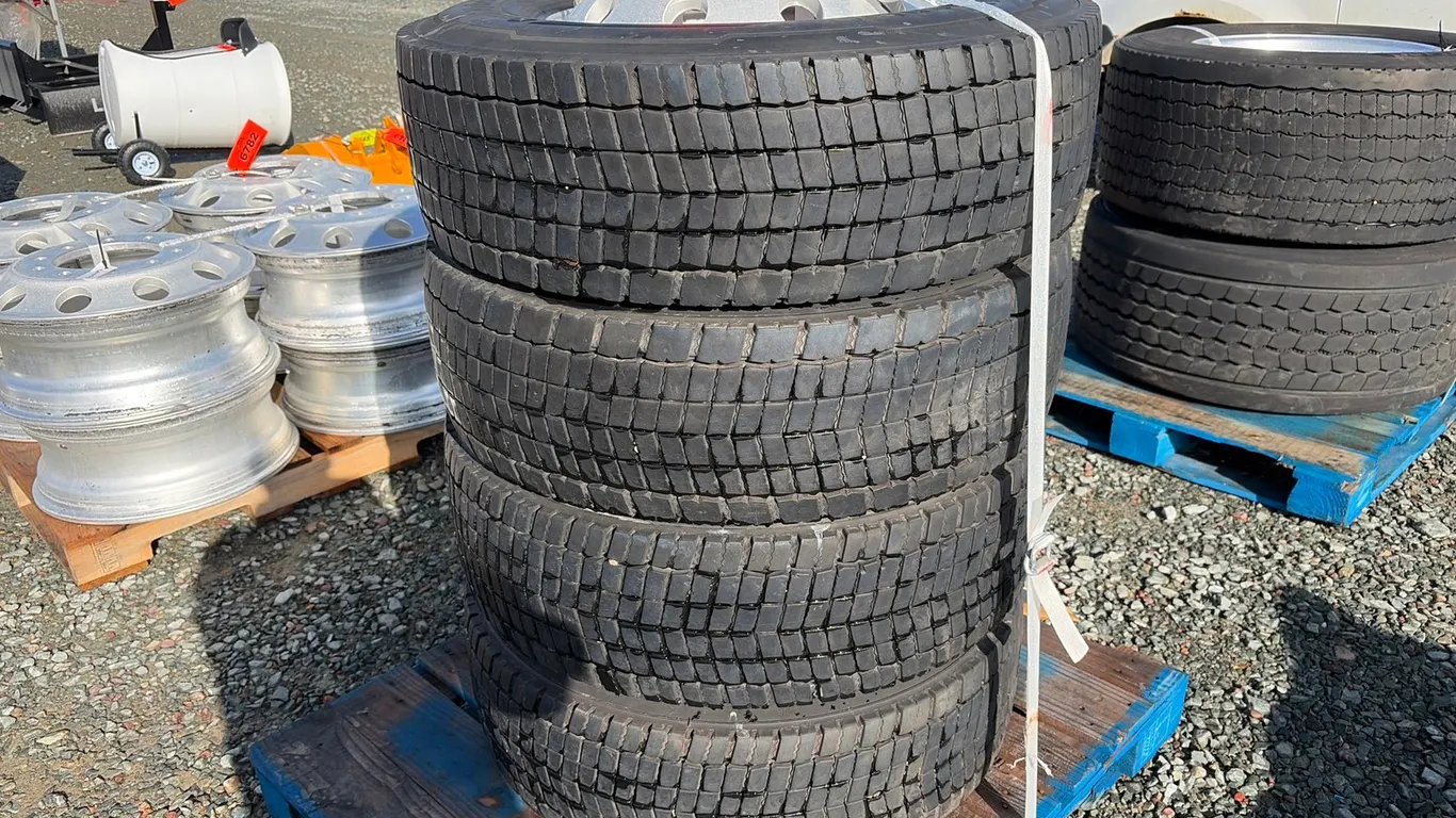 (4) Continental Conti Hybrid HD3 285/70R19.5 Tires W/Rims