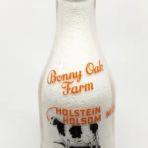 TRPQ 2 COLOR QUART MILK BOTTLE BONNY OAK FARM HOLSTEIN COW (BRISTOL WISCONSIN)