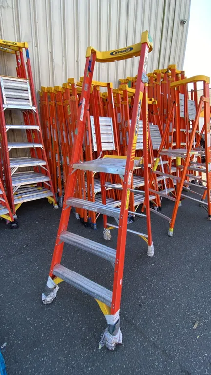 WERNER PODIUM 4' ORANGE CARBON FIBER INDUSTRIAL PLATFORM LADDER