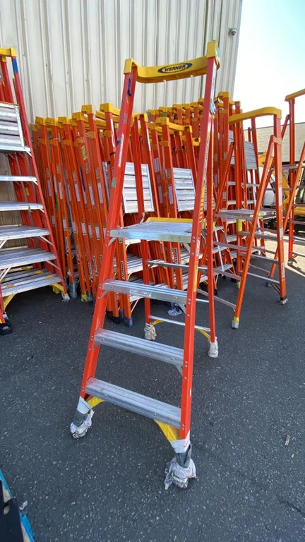 WERNER PODIUM 4' ORANGE CARBON FIBER INDUSTRIAL PLATFORM LADDER