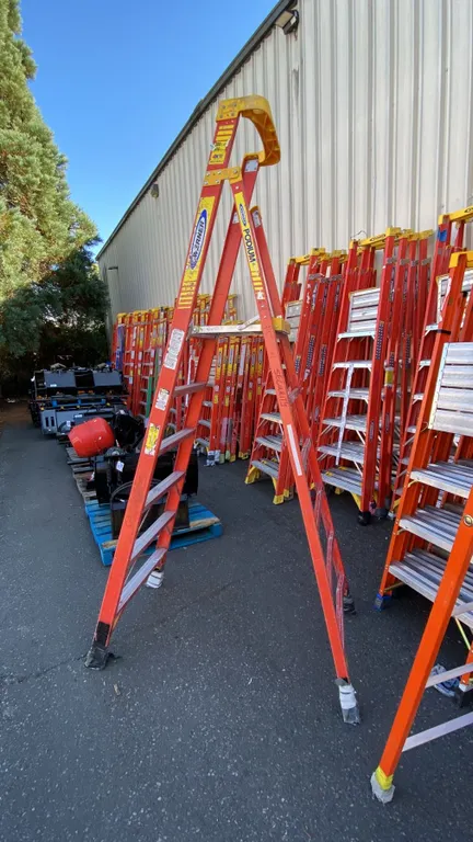 WERNER PODIUM 6' ORANGE CARBON FIBER INDUSTRIAL PLATFORM LADDER
