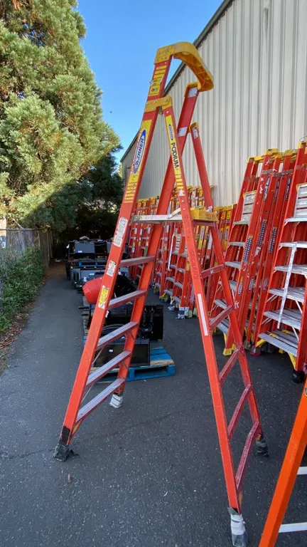 WERNER PODIUM 6' ORANGE CARBON FIBER INDUSTRIAL PLATFORM LADDER