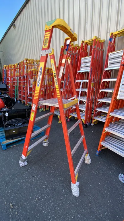 WERNER PODIUM 4' ORANGE CARBON FIBER INDUSTRIAL PLATFORM LADDER