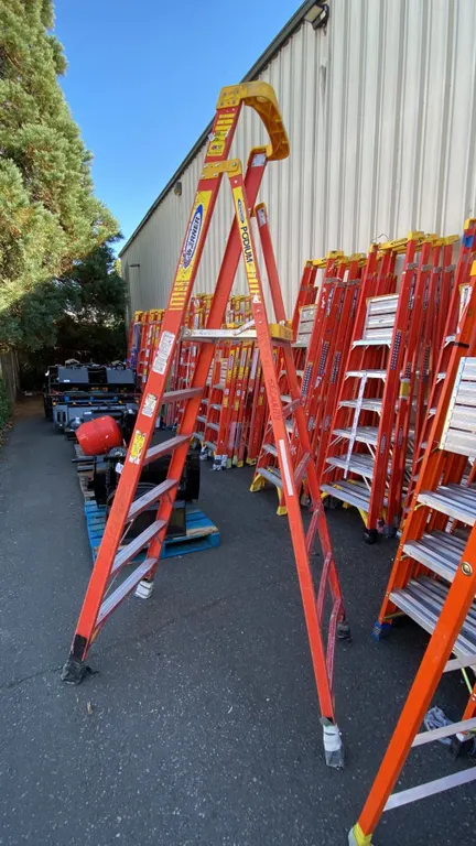 WERNER PODIUM 6' ORANGE CARBON FIBER INDUSTRIAL PLATFORM LADDER