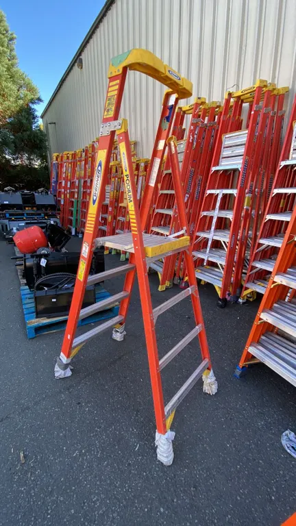WERNER PODIUM 4' ORANGE CARBON FIBER INDUSTRIAL PLATFORM LADDER