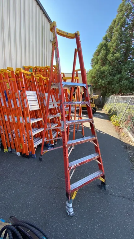 WERNER PODIUM 6' ORANGE CARBON FIBER INDUSTRIAL PLATFORM LADDER