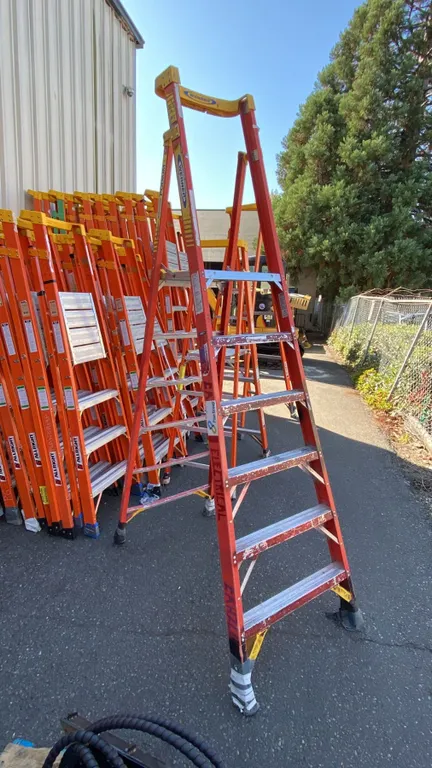 WERNER PODIUM 6' ORANGE CARBON FIBER INDUSTRIAL PLATFORM LADDER