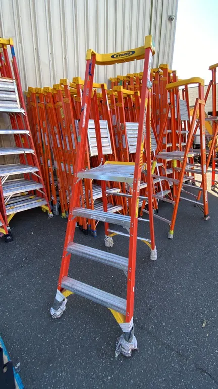 WERNER PODIUM 4' ORANGE CARBON FIBER INDUSTRIAL PLATFORM LADDER