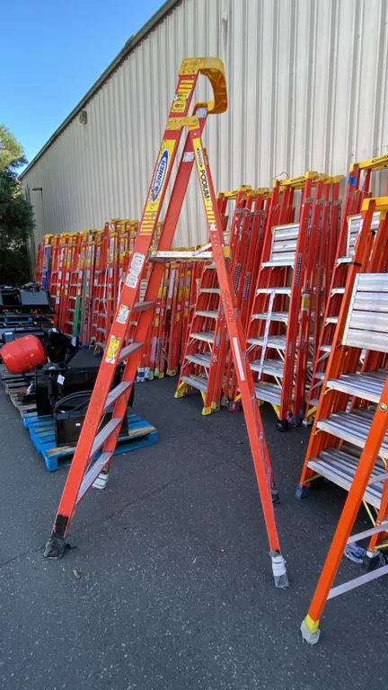 WERNER PODIUM 6' ORANGE CARBON FIBER INDUSTRIAL PLATFORM LADDER