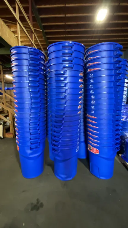 6 STACKS OF 20 BLUE RUBBERMAID ROUGHNECK RECYCLE/TRASH BINS WITH LIDS- 32 GAL/ 121 L