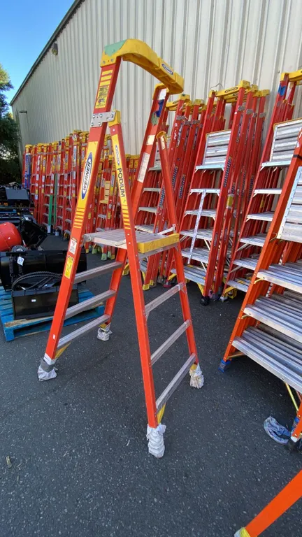 WERNER PODIUM 4' ORANGE CARBON FIBER INDUSTRIAL PLATFORM LADDER