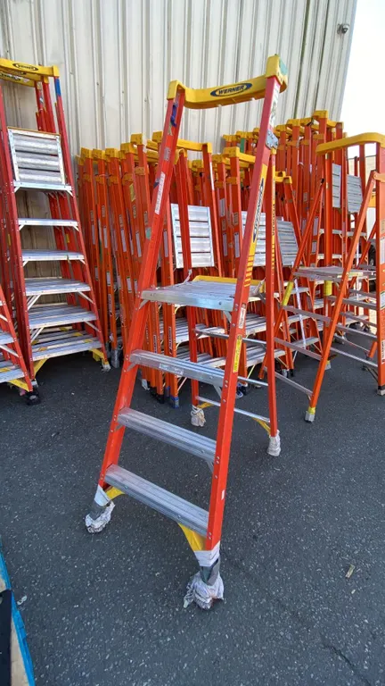 WERNER PODIUM 4' ORANGE CARBON FIBER INDUSTRIAL PLATFORM LADDER