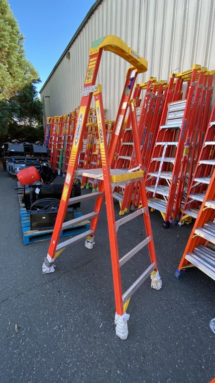 WERNER PODIUM 4' ORANGE CARBON FIBER INDUSTRIAL PLATFORM LADDER