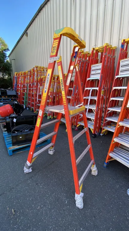 WERNER PODIUM 4' ORANGE CARBON FIBER INDUSTRIAL PLATFORM LADDER