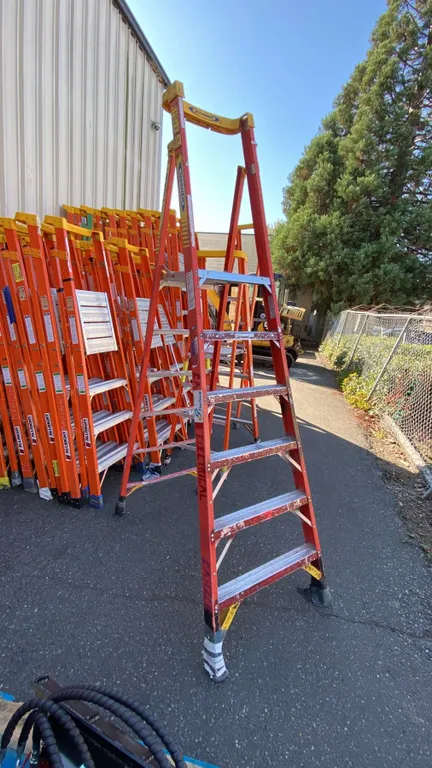 WERNER PODIUM 6' ORANGE CARBON FIBER INDUSTRIAL PLATFORM LADDER
