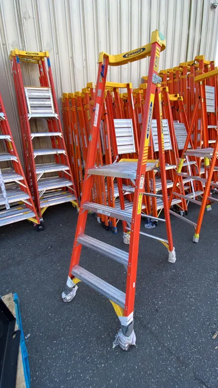 WERNER PODIUM 4' ORANGE CARBON FIBER INDUSTRIAL PLATFORM LADDER