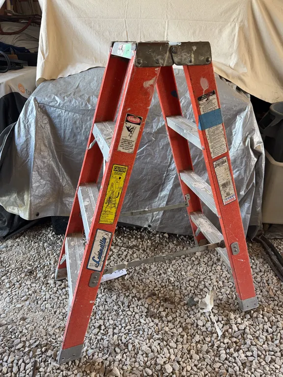 Louisville 4’ Fiberglass Ladder