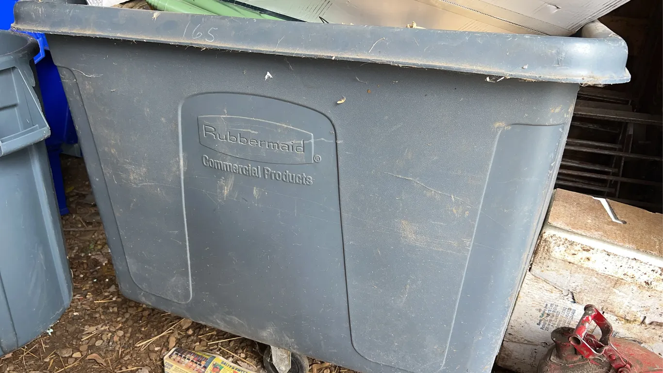 Rubbermaid Plastic Rolling Bin