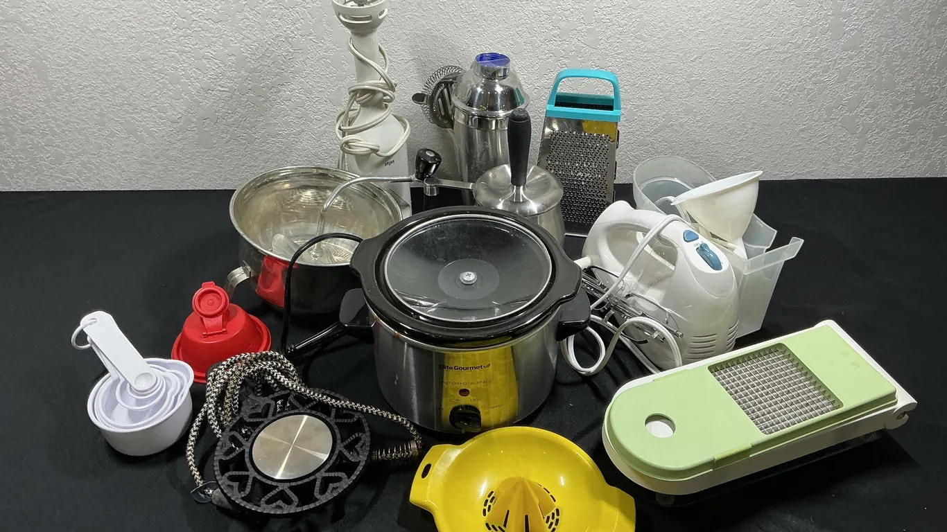 Kitchen Appliance & Utensil Lot – Elite Gourmet Slow Cooker, Braun & More