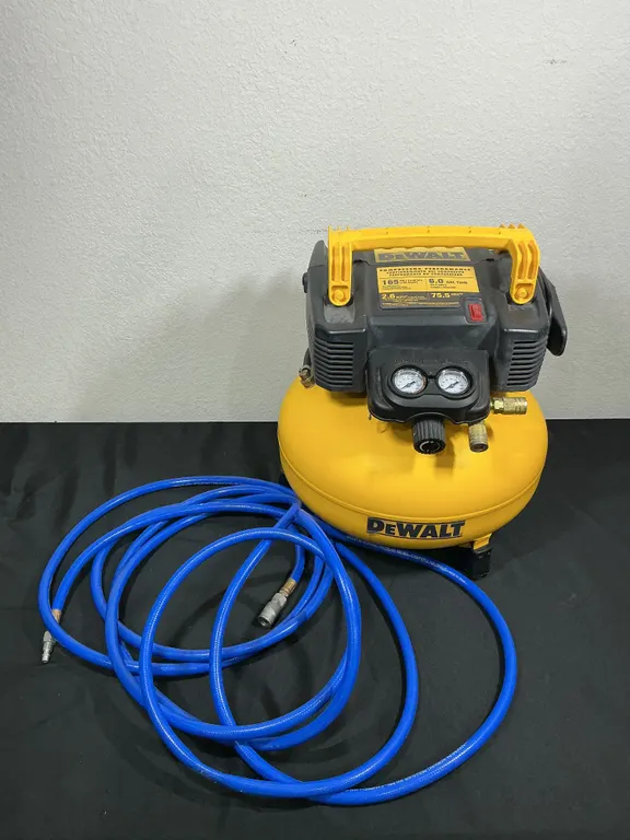 DEWALT 6-Gallon 165 PSI Air Compressor with Air Hose