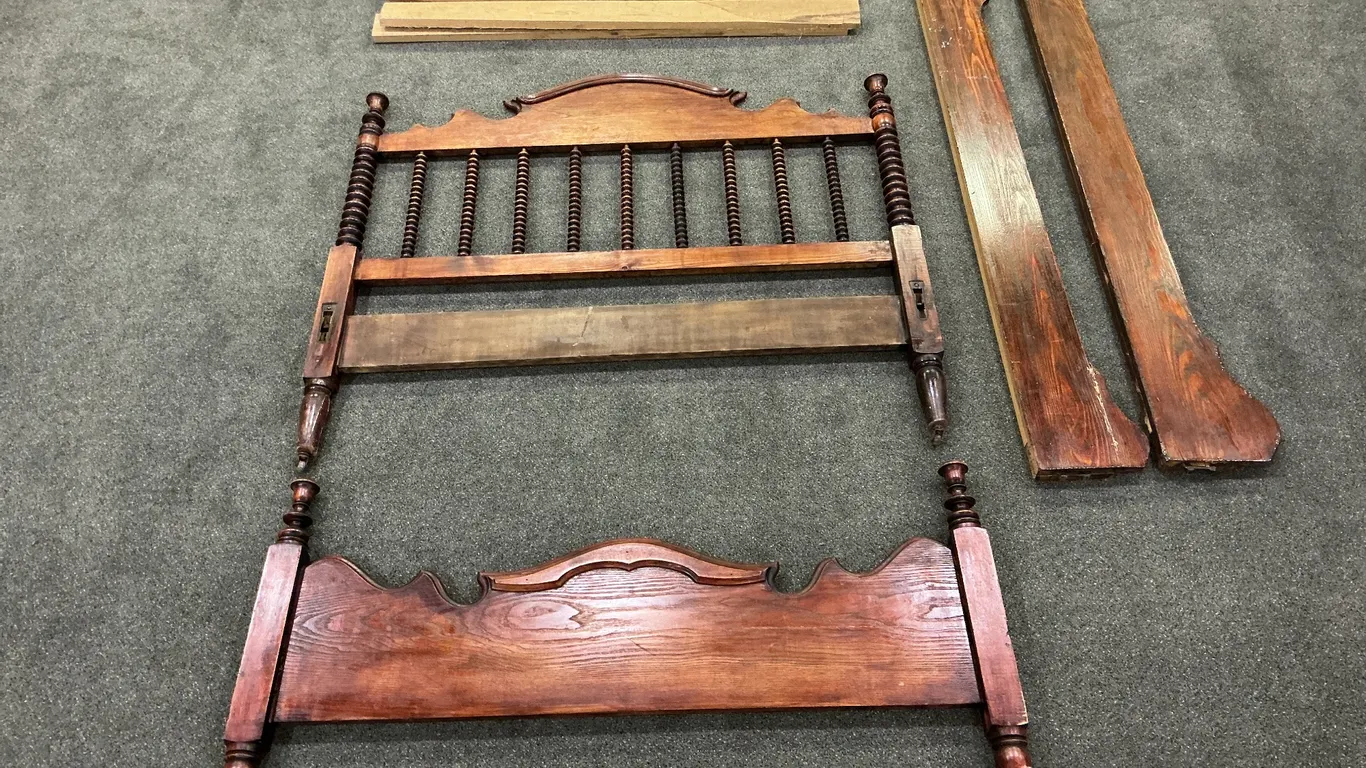 Antique Three-Quarter Size Spindle Bed – Beautiful Woodwork