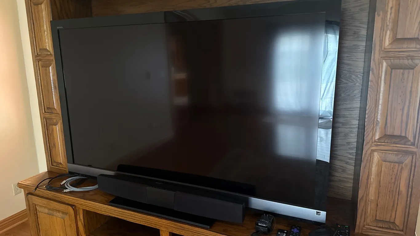 Sony Bravia 60” LCD TV, Insignia Soundbar, Roku & Remotes – Working