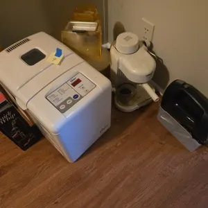 Assorted kitchen appliances