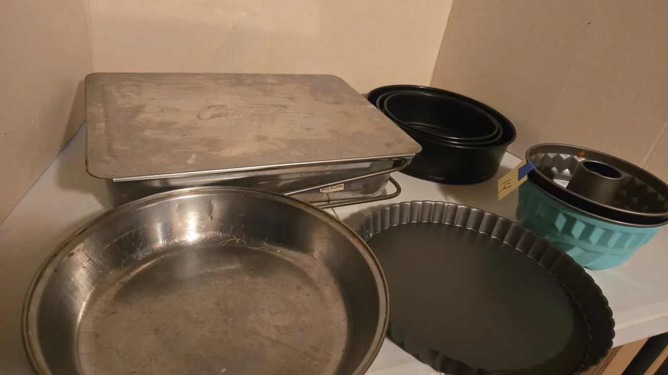 Assorted bakeware
