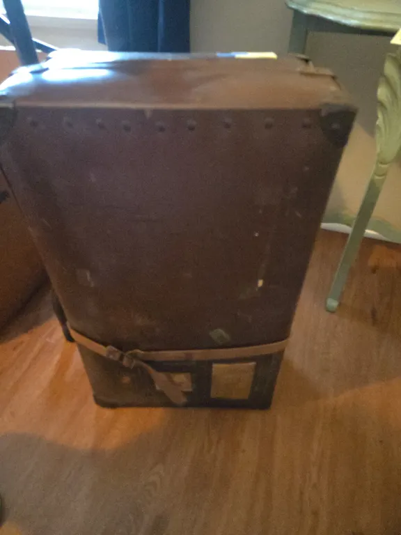 Antique piece of luggage