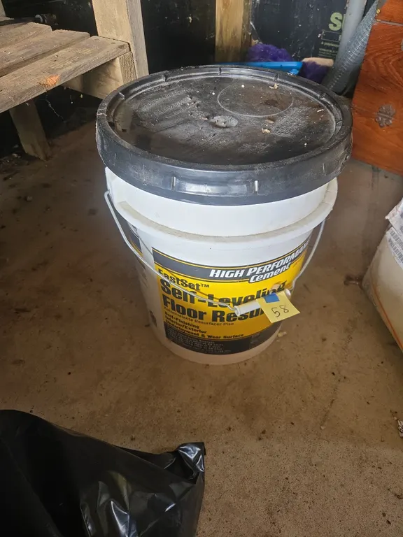 5 gallon bucket of high performance self leveling floor compound cement, new unopened container