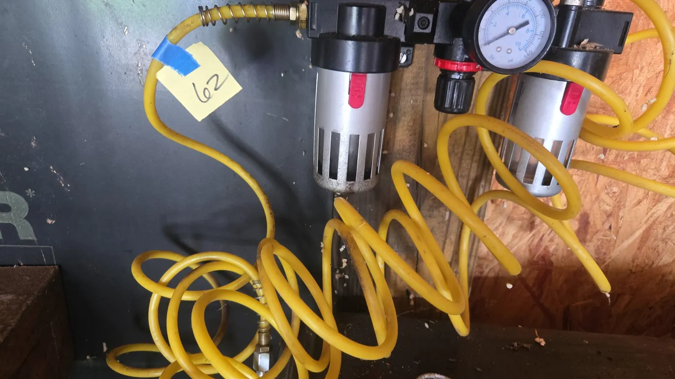 Pneumatic air water separating filter