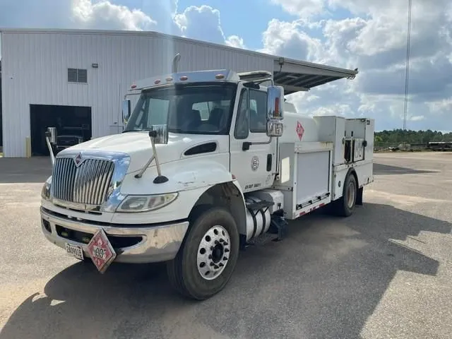 2018 INTERNATIONAL 4300 SBA 4X2 S/A FUEL & LUBE TRUCK VIN: 1HTMMMMN9JH631810